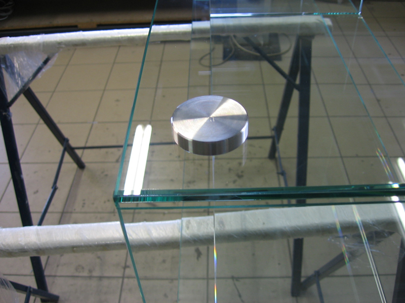 Professionelles Glaskleben mit Bohle - Glas-Metall mit UV-Klebstoff 